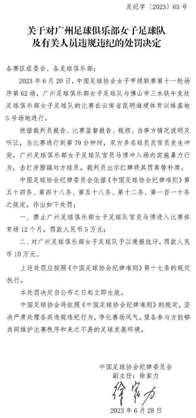 两人深深对视的瞬间，眼神更是流露出难舍的爱意和疼惜，他们在生命尽头用爱挥洒余晖，用十指紧扣印刻着生死相随的决心，点点滴滴的“谢谢你”，便是这对爱人对彼此的无限体恤与感谢，道尽相爱永恒的箴言，也勾勒出爱情最纯粹本真的模样